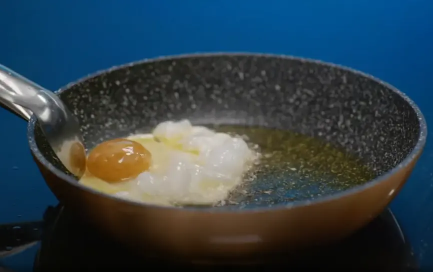 El Huevo frito con aceite de trufa en un sartén