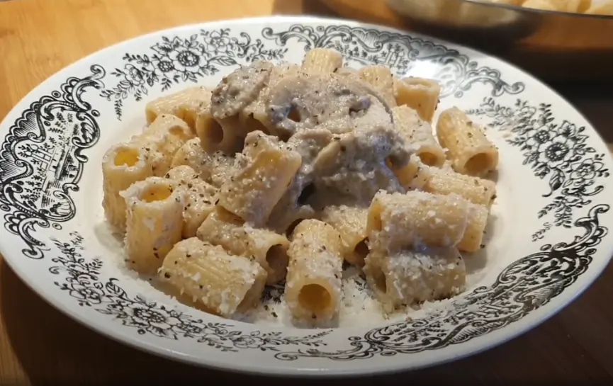 Plato de Pasta con Salsa de Trufa Blanca y Setas