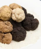 Plato blanco con Trufa blanca y trufa negra sober arroz